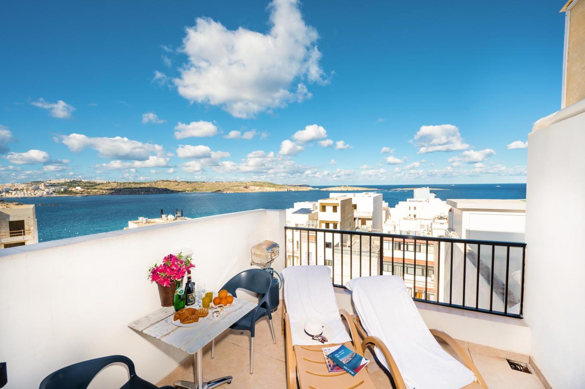 Апартаменты Penthouse With Seaview Terrace Сент-Полс-Бей Экстерьер фото
